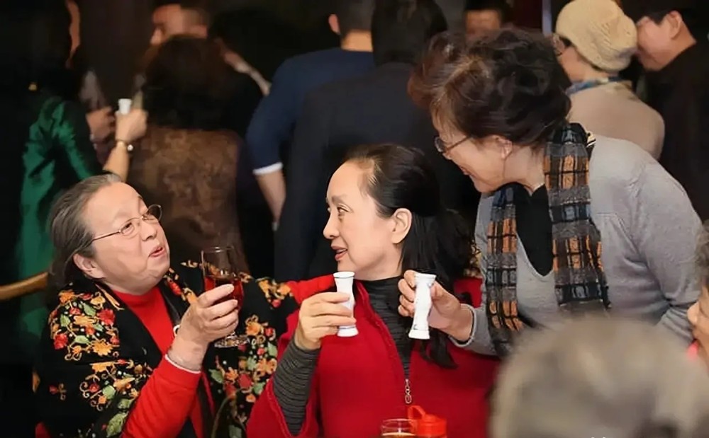 71岁张金玲同框同龄宋春丽，年轻时美得不相上下，老了一眼定输赢