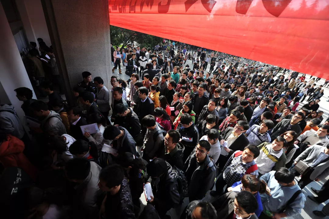 “宇宙的尽头”百万人公考，亏损、裁员，培训机构日子却不好过