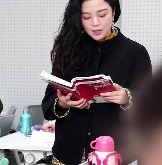 成都一高校美女老师走红，人美心善气质佳，网友：行走的招生简章