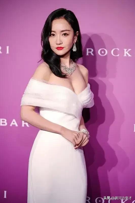 杨蓉红唇白礼服，美的无可挑剔