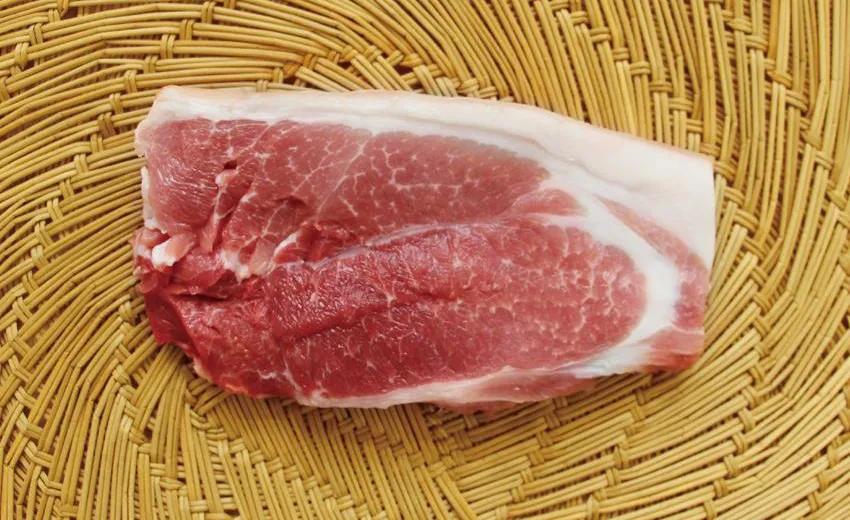 所以,猪前肘骨头细,肉多而紧实,瘦肉多肥肉少.