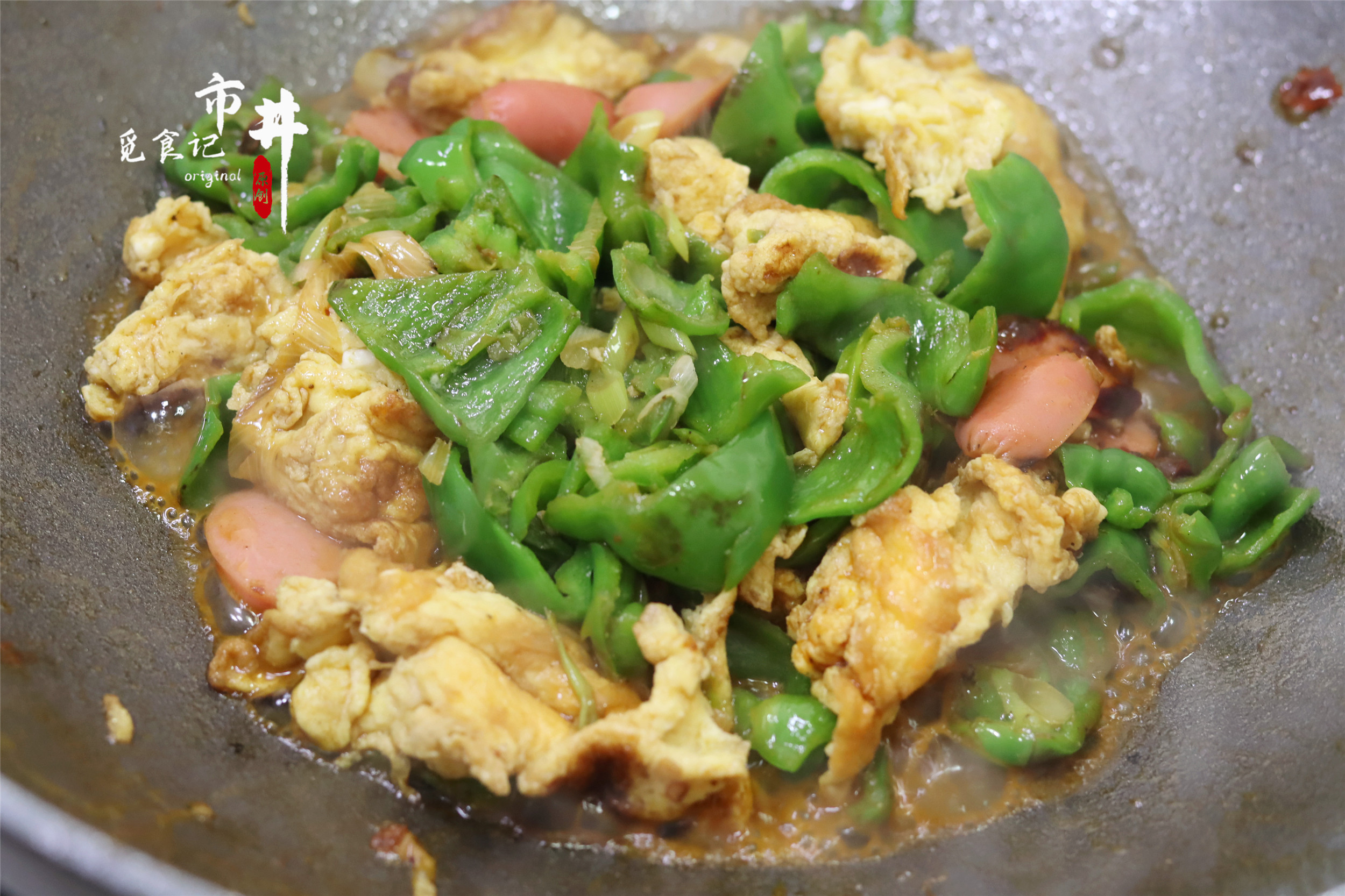 炒辣椒时，记住先“干煸”的步骤，不管炒肉还是炒蛋，味道会更香