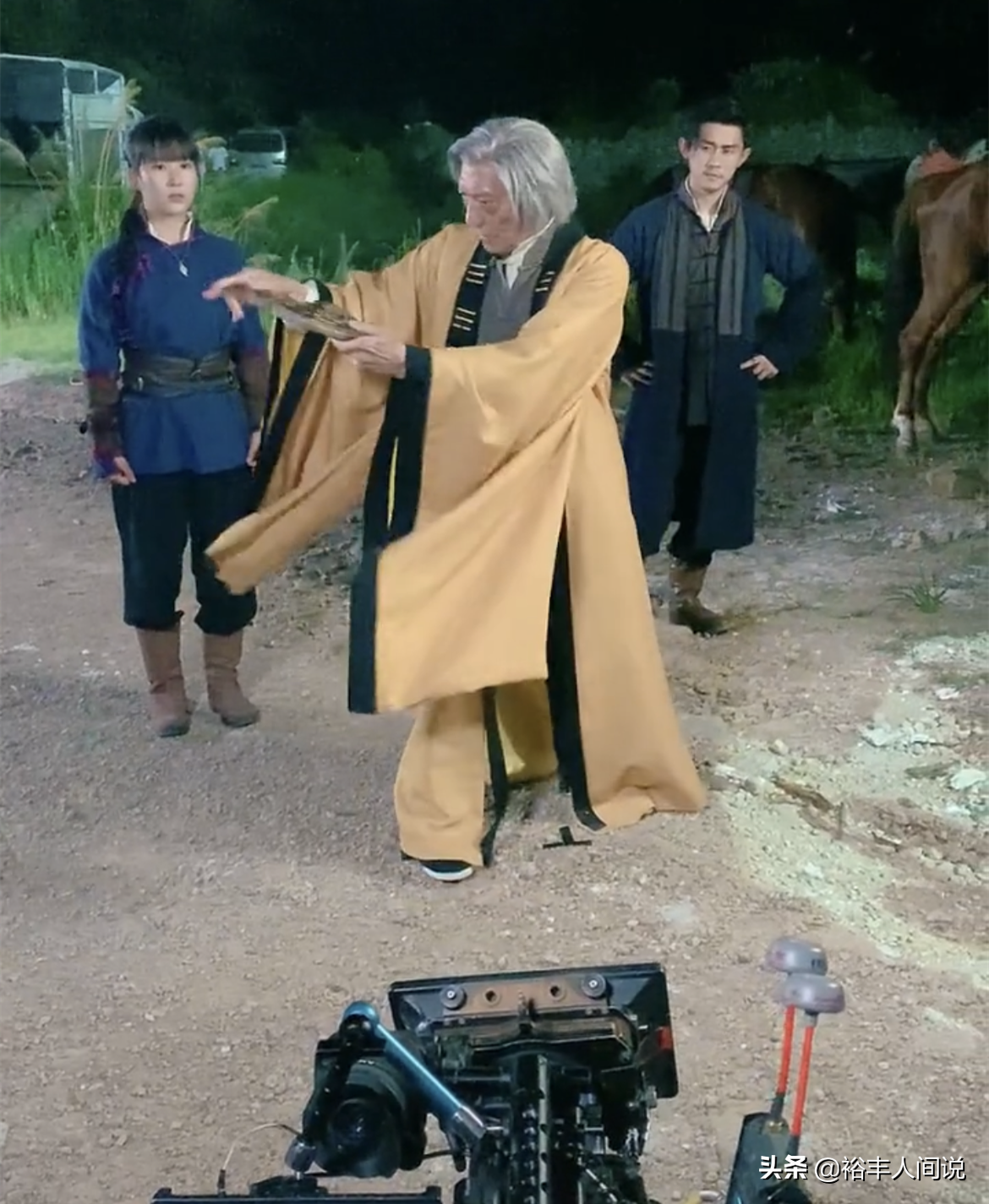 65岁袁祥仁定居内地不言休！演绎新角色僵尸道长，40度高温仍坚持