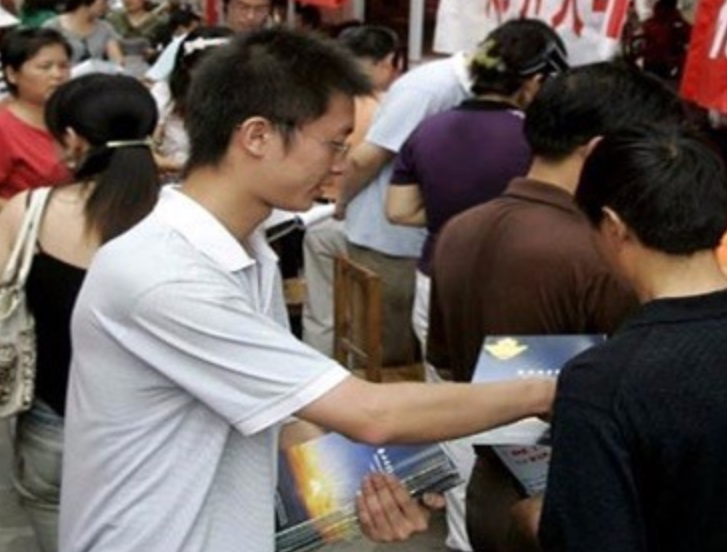 湖南小伙大二退学创业，22岁成千万富翁，23岁为她在海南卖水果