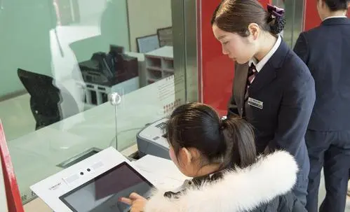 为什么银行工作人员帮你开通手机银行时这么热情？原因是什么？