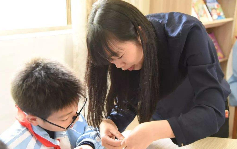 小学生安慰"失恋"老师,人小鬼大金句频出,网友:这小孩能处