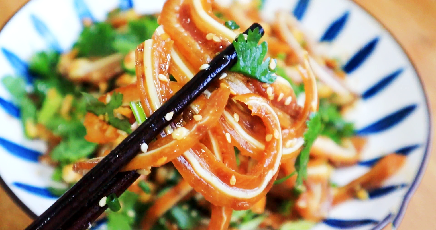 凉拌猪耳朵 ——寓意顺风顺水,凉拌猪耳朵吃起来脆,口感柔韧又脆爽,是