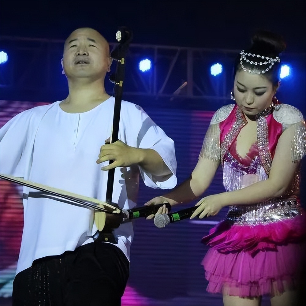 李琳：嫁2婚王小利，丈夫比她大11岁，一家5口3个孩子也幸福