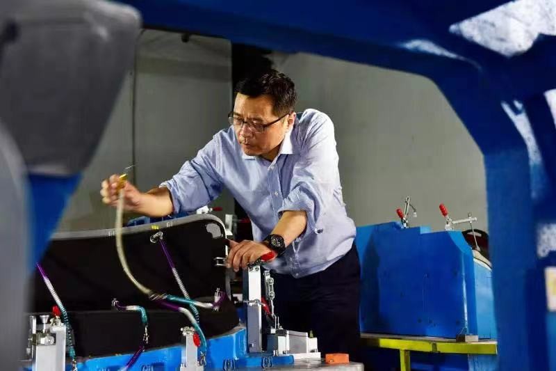 创全国第一，为航天器编织“玻璃翅膀”！这所大学7人集体获官方表彰！