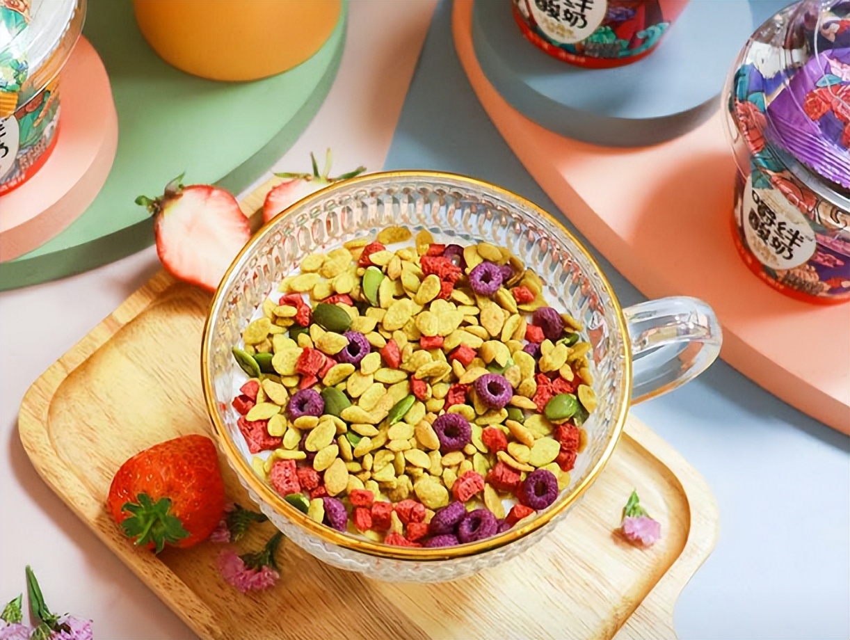 治小饿，选嚼绊！火遍各大平台和终端的新小莓嚼绊酸奶又出新产品了，面向全国重磅招商