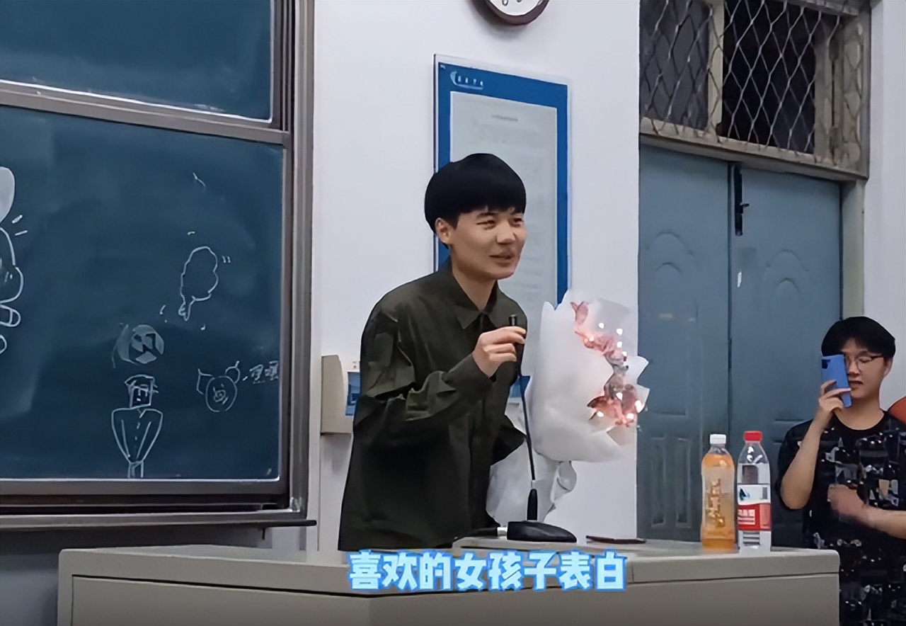 大学生手捧鲜花向心仪女生表白，引众人围观，温柔亲吻获网友点赞
