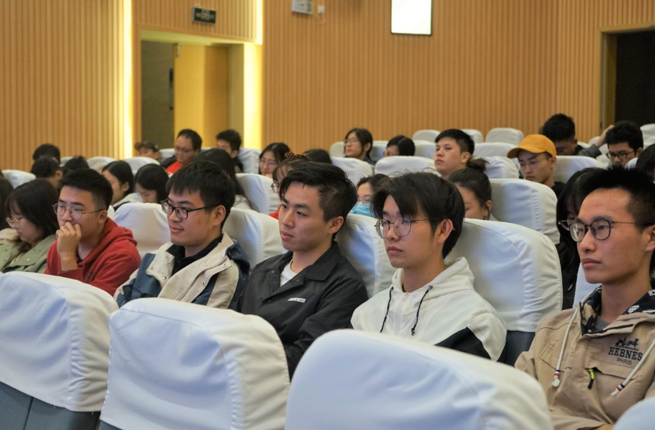 23岁的211本科生，毕业后为何选择去学校当保安？原因揭露现状