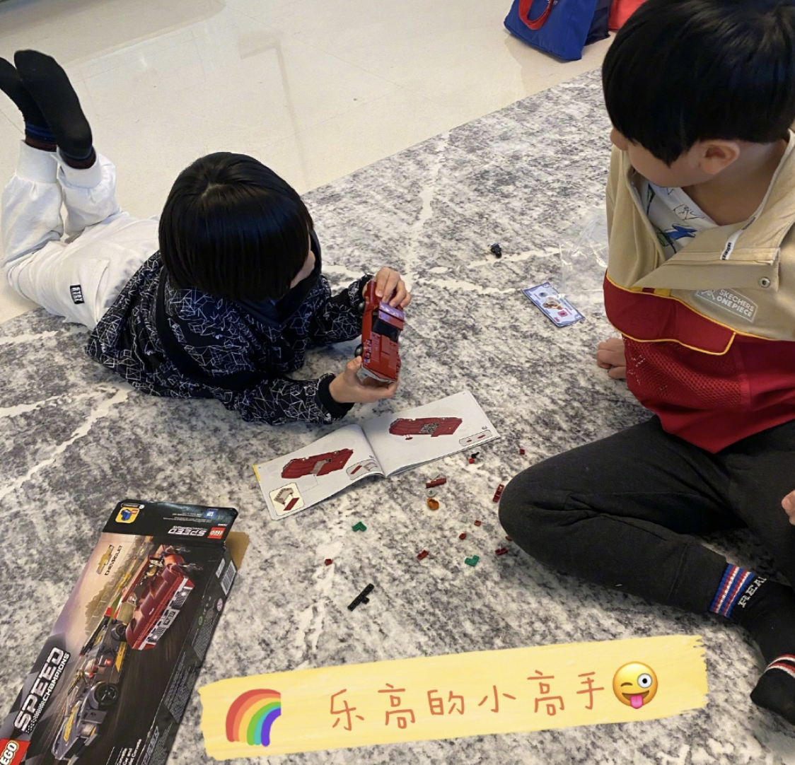 吴尊晒爸爸5重聚照，NeiNei小泡芙Jasper开心同框，等比例长大