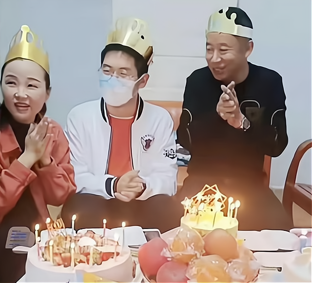 孙卓整理18岁生日礼物，唯独对口罩爱不释手，网友直夸：有前途
