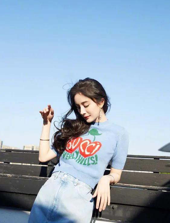 杨幂双尾麻花辫少女风—清新装扮，青春靓丽，俏皮灵动