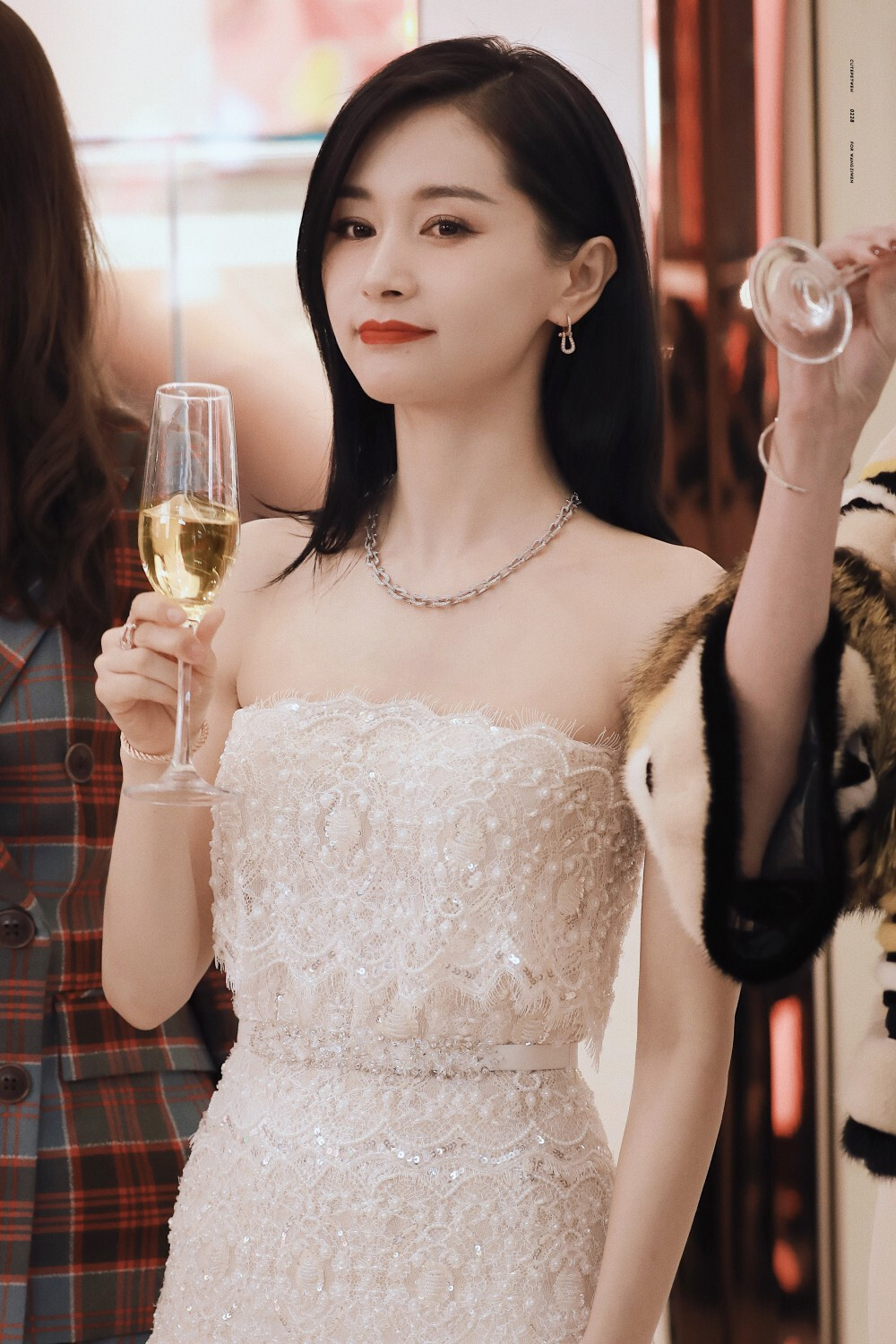 "高个脸"女星,我只服这4位!个子不到一米六,长得却很御姐