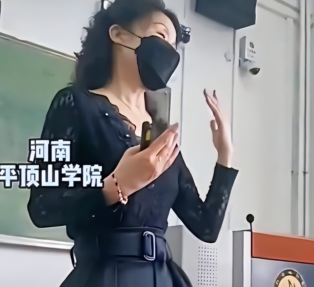 高校老教师打扮尽显雅致，年轻人自愧不如，家长却在线“泼冷水”