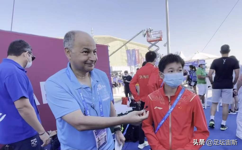 全红婵解封出关返回北京，穿衣单薄手指冻红，被保安查验忙找证明