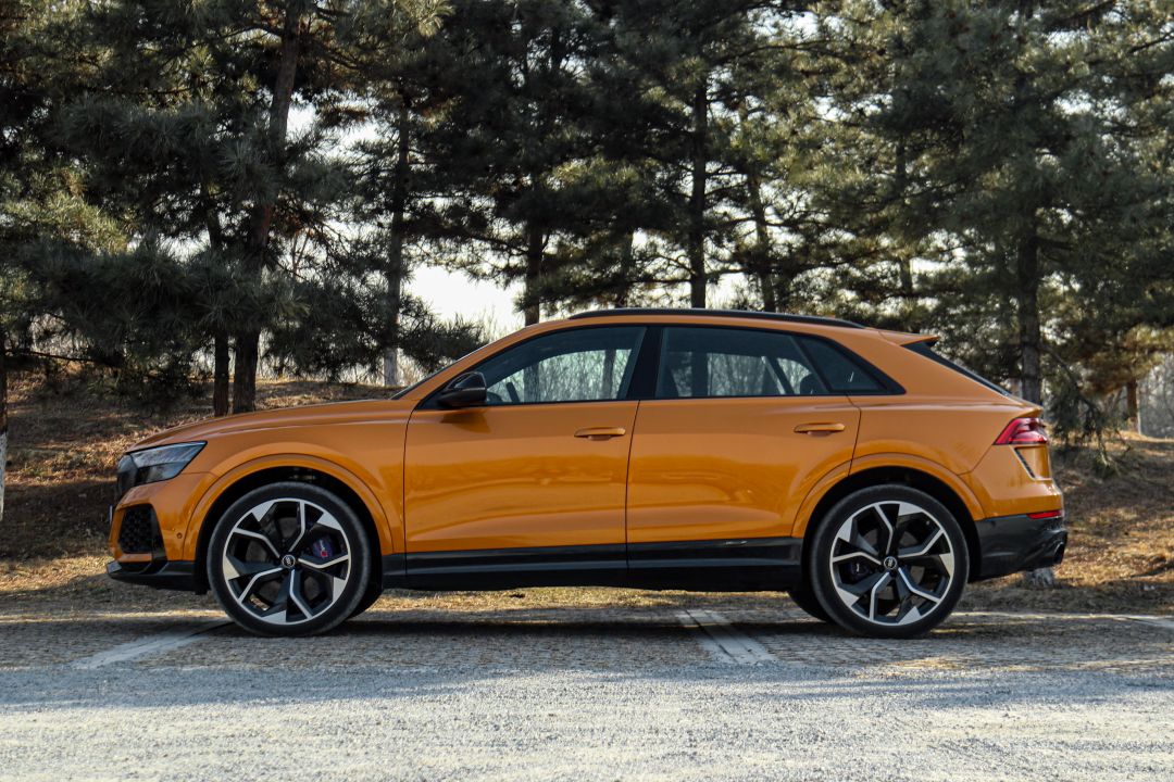 600马力V8加身 外表低调却是纽北最速SUV 奥迪RS Q8试驾与空间测评