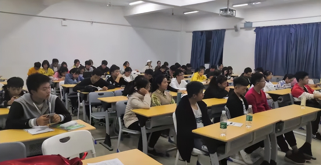 清华大学宣布本科取消会计专业，引网友热议：会计行业不行了？