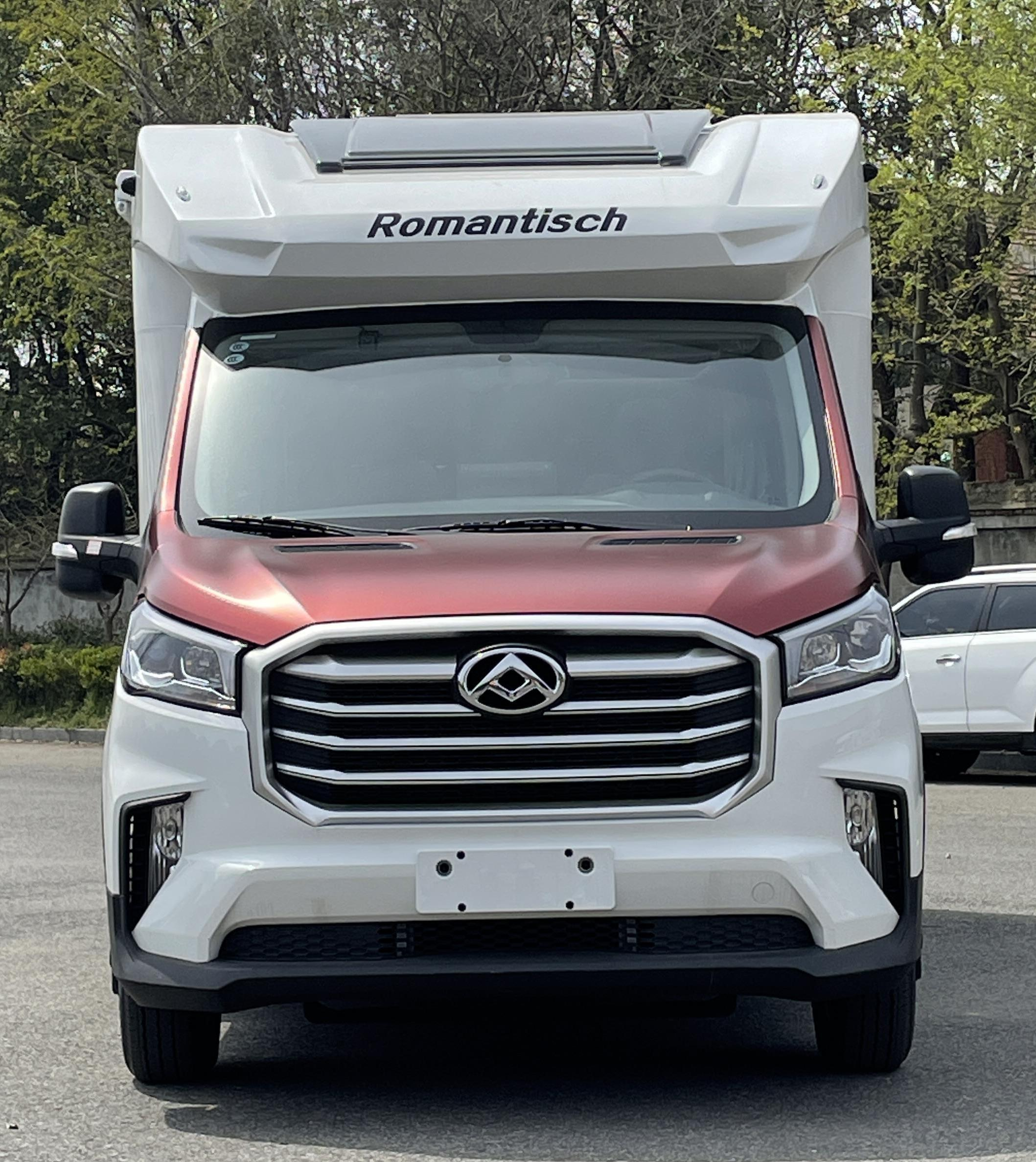 乘客门采用欧式专用房车门设计,门内饰板上配有垃圾桶,便于日常生活