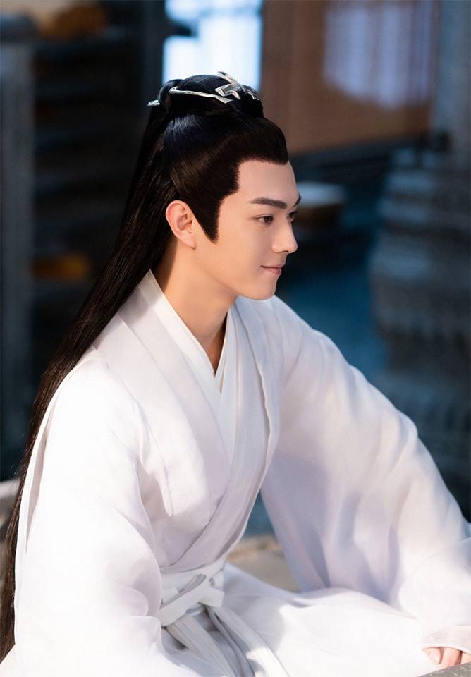 许凯出道后演的《朝歌》才是古装第一笔,造型上英俊潇洒,气质上也很