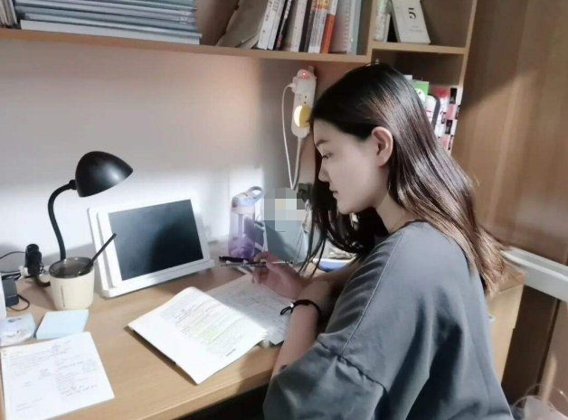 还没正式开学，女生宿舍已经“卷起来”了？女大学生无奈曝光真相