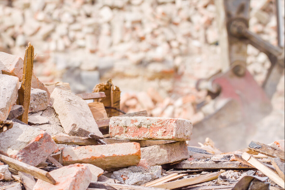 强拆行为确认违法，数万元律师费获赔