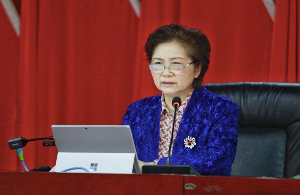 李兰娟，从无钱上学到村医到卫生厅长再到院士，母亲：唉，苦的