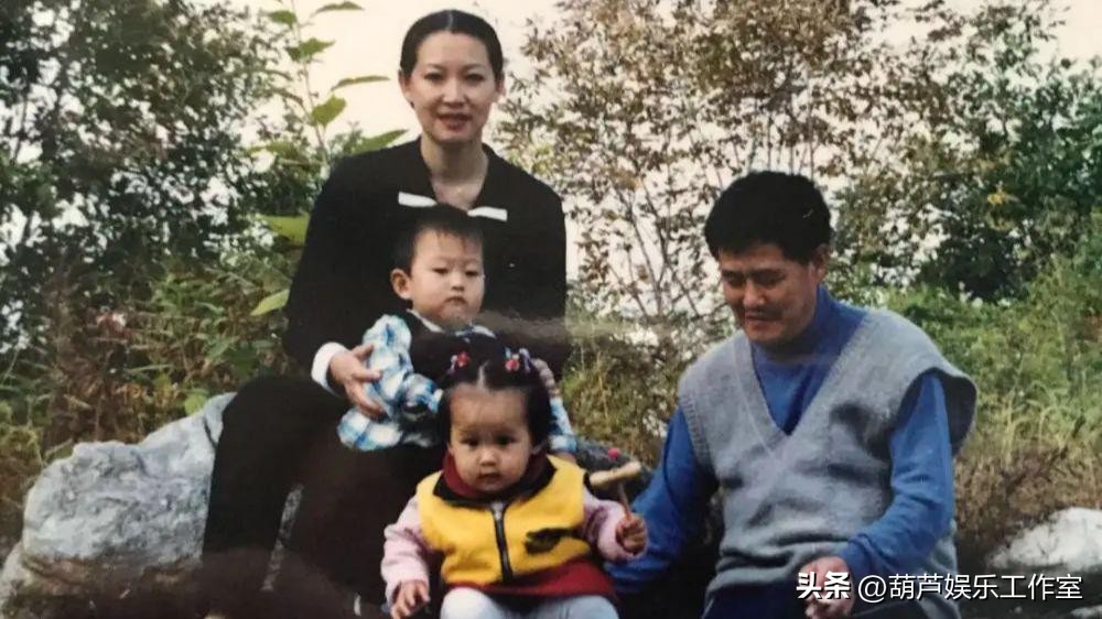 赵本山丈母娘罕见曝光，十多人前呼后拥阵容强大