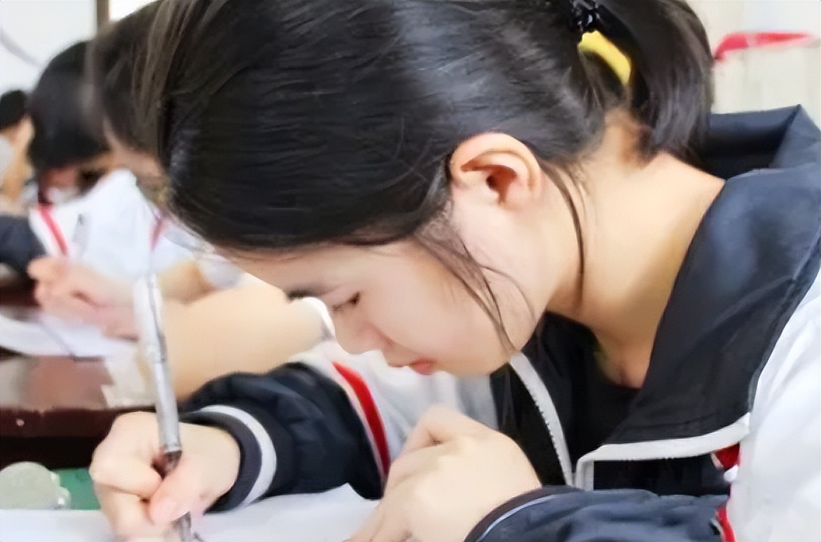 高中生“饺子字体”火了，字迹可爱又好看，备受不少学生追捧