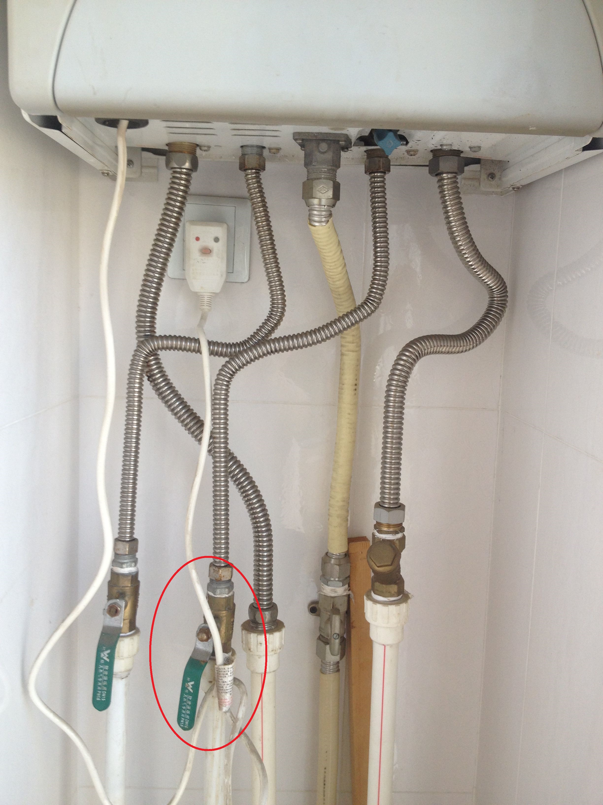 ③找到壁挂炉的补水阀门,一般在壁挂炉的下部内侧,在进水管上与暖气