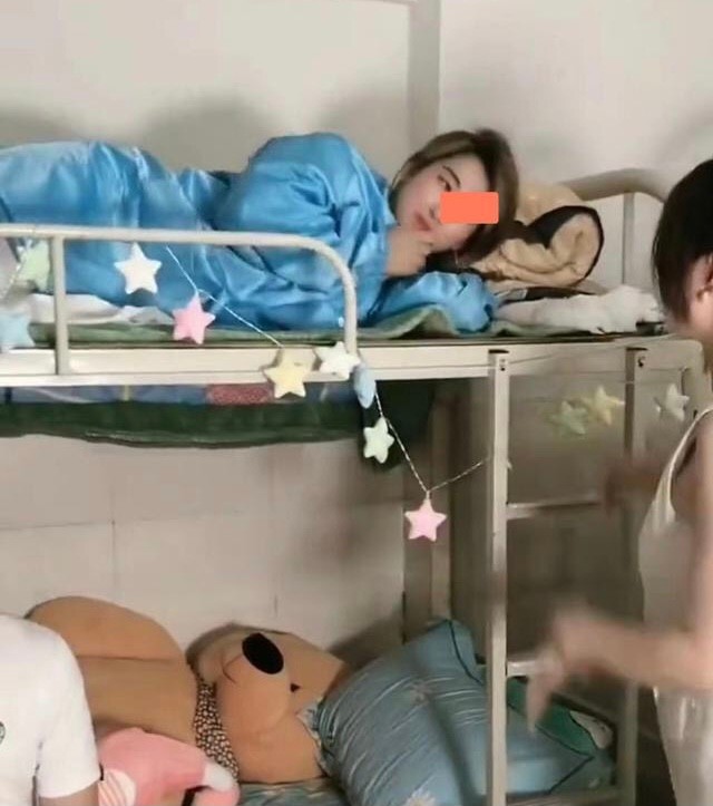 纪实情侣在宿舍打情骂俏，舍友用手机记录，女子：你们就不脸红吗