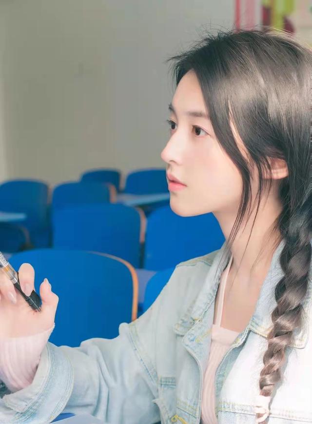 河南一美女校花火了，清纯可爱美丽动人，网友：是初恋的感觉