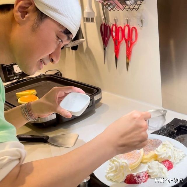 拍温馨全家福！太太生日古巨基首次亲手制作生日蛋糕、儿子则献吻