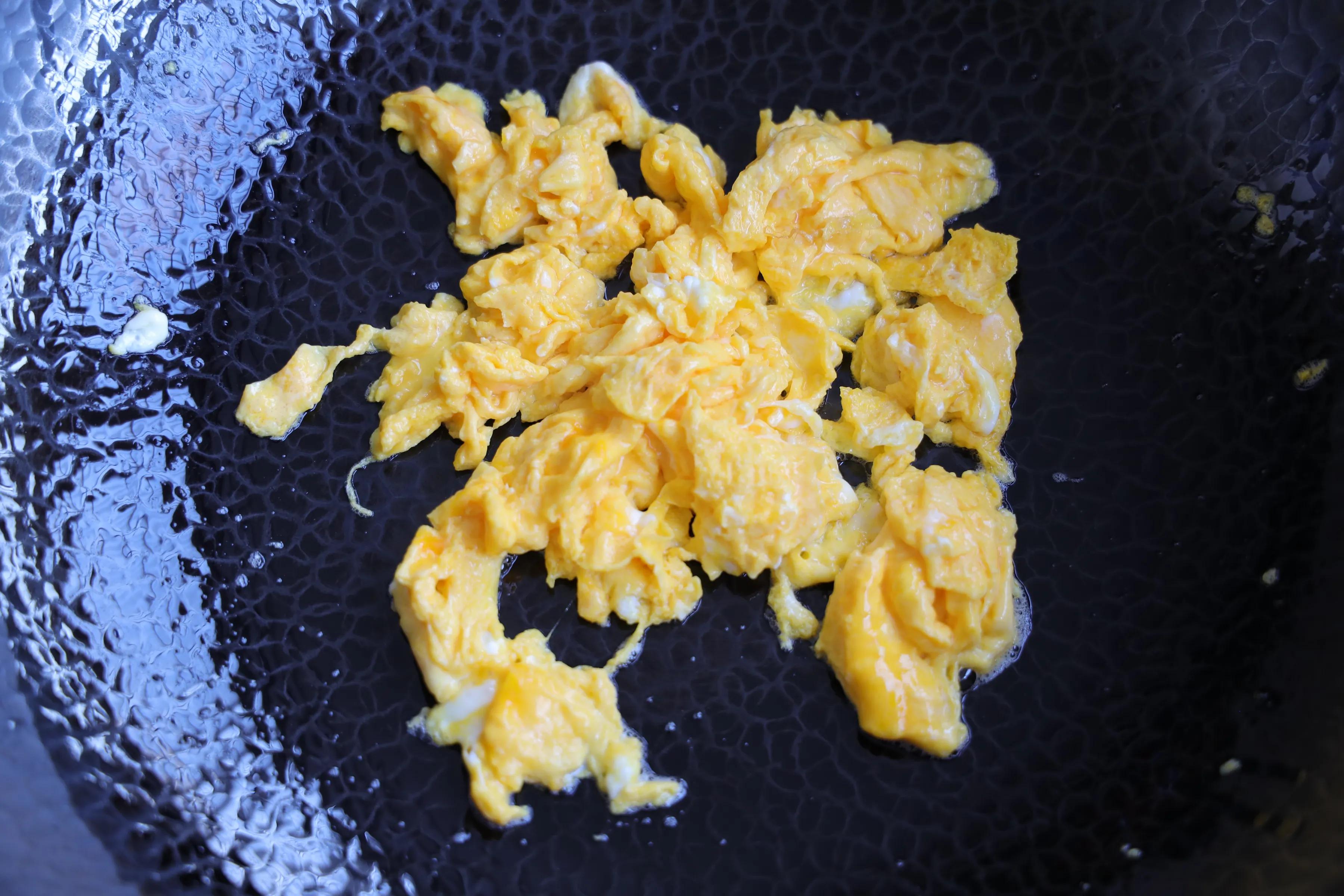 天气凉了，来一碗超鲜美的菌菇汤，全身暖呼呼不怕冷，做法超简单