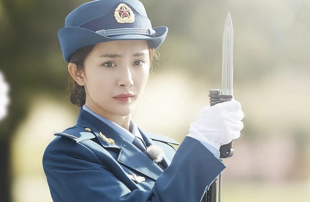 同样是军装照,把宋轶周冬雨和殷桃放一起对比,差距就出来了