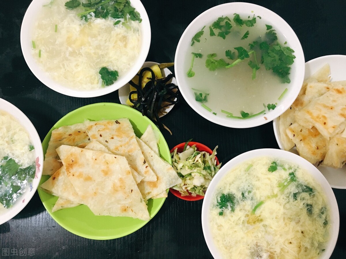 油饼母鸡汤家常做法（4步就能做出好吃的油饼母鸡汤）