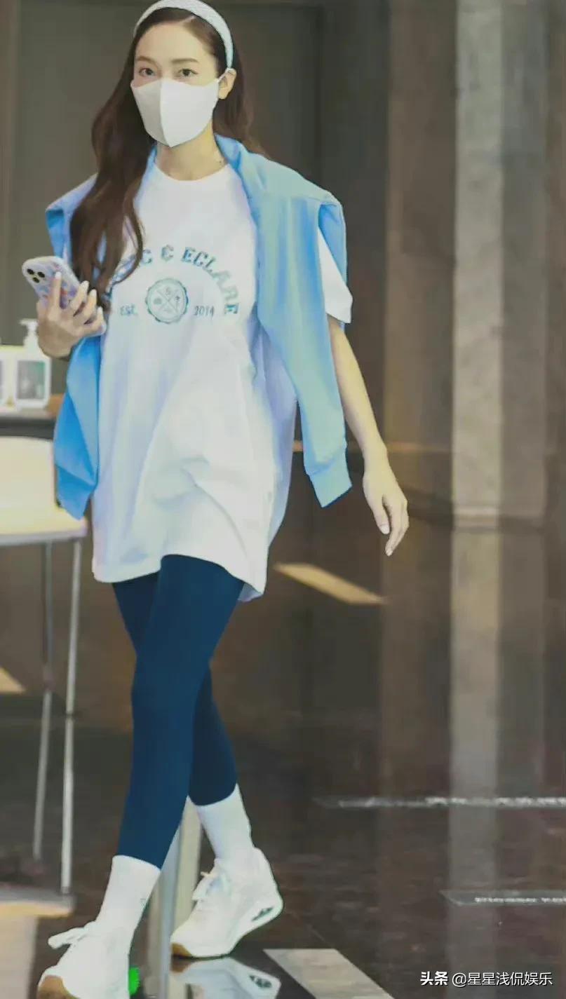 郑秀妍晒于文文视角下美照，看到蝴蝶好开心，被指责录节目玩手机