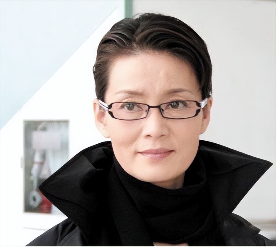 潘虹：离婚36年依旧单身，一生无儿无女，60岁以后有了烦心事