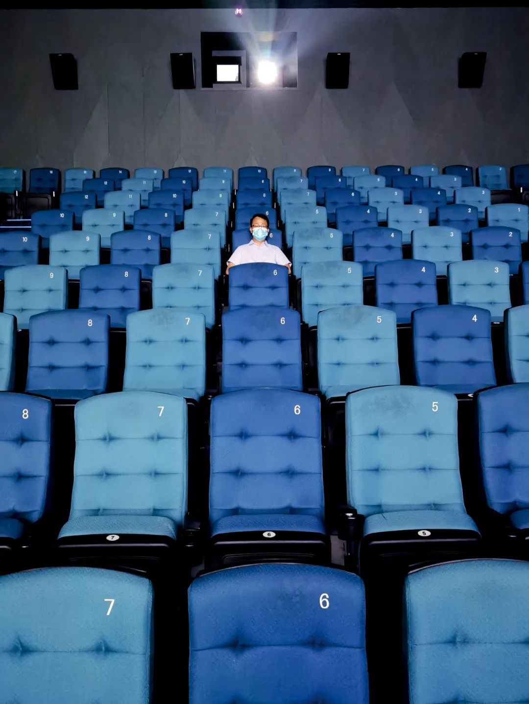 每场平均1.8人，近60%影院关门：电影院还能挺过疫情吗？