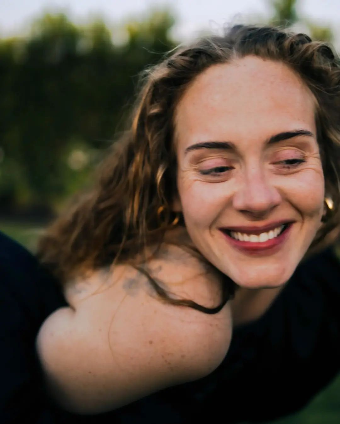 被“贴标签”也没改变她的想法，Adele这些年到底在坚持什么？