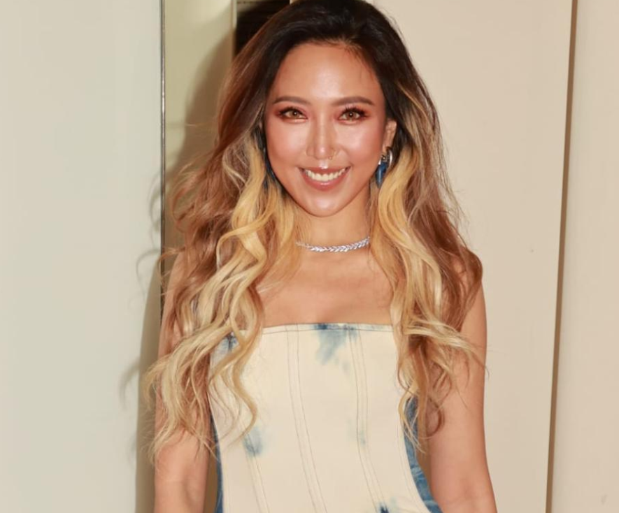 知名女星开演唱会！霍启山现身支持穿西装帅气十足，39岁单身多年