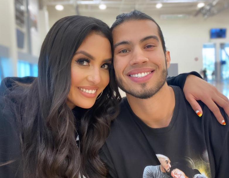 瓦妮莎近况瘦了很多，也变得爱笑了，和科比侄子合影很幸福