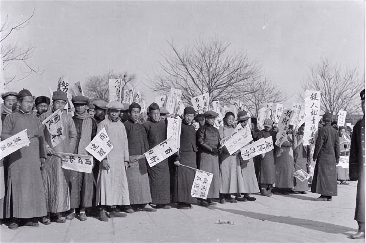 1930年，考生数学交白卷作文写28字，院长看后十分激动：破格录取