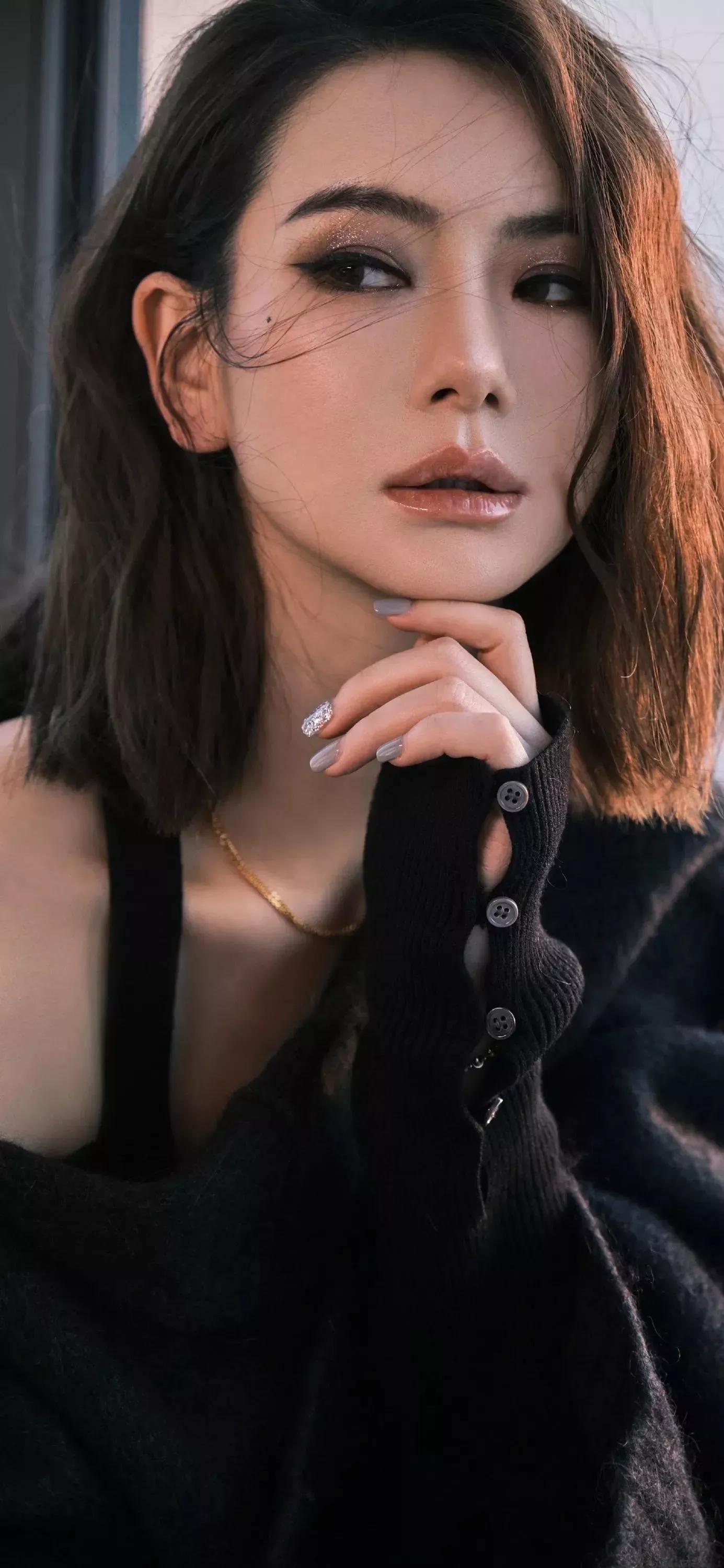 戚薇：气质独特，妩媚动人，魅力十足