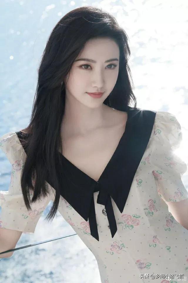 景甜晒甜美风生日写真大片 着连衣裙手拿鲜花夏日感满满