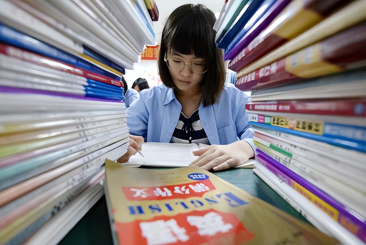 这4所高校适合文科中等生报考，录取分数低实力强，就业前景好