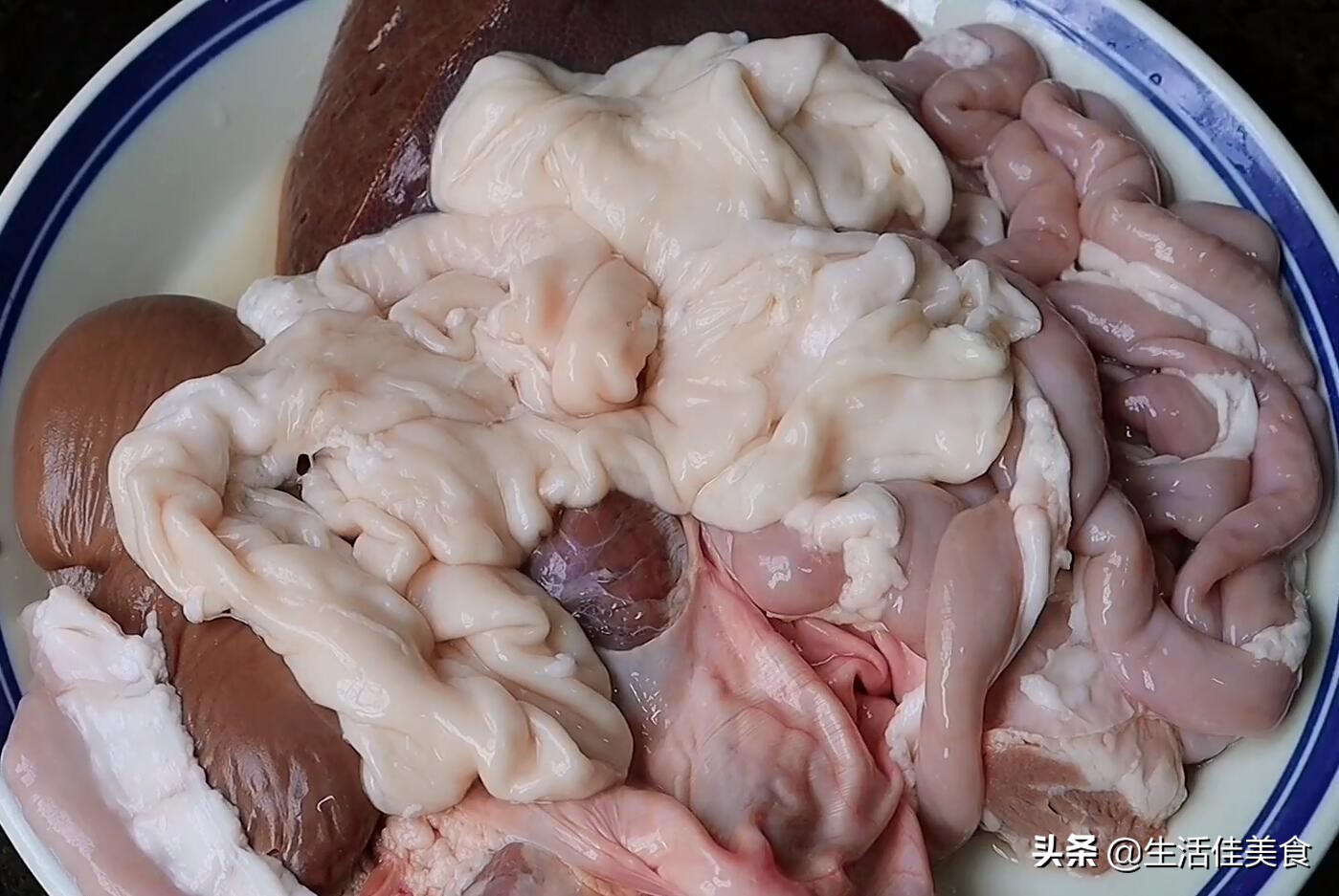 嘴馋就要做它吃，不炒不炖，这几样混一起，浇上料吃，太香啦