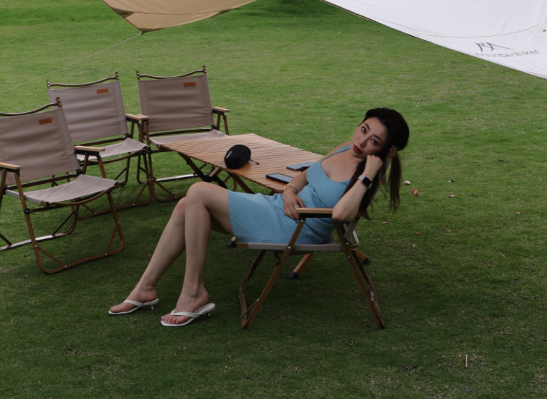 “许大茂”海一天晒全家福，手臂壮实太抢镜，娇妻穿吊带裙炫细腿